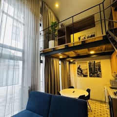 Tu refugio con doble altura y sofá cama, en el corazón de la ciudad